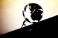 Η ελληνική οικονομία και το χρηματιστήριο βρίσκονται σε δύσβατο ανηφορικό δρόμο – Αν κοιτάξουν πίσω θα κατακρημνιστούν