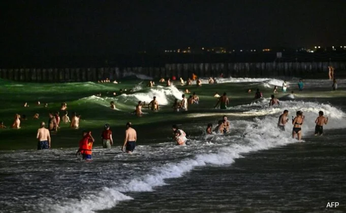 95qr2meg_dubai-beach-at-night_625x300_06_October_24-681x419.webp