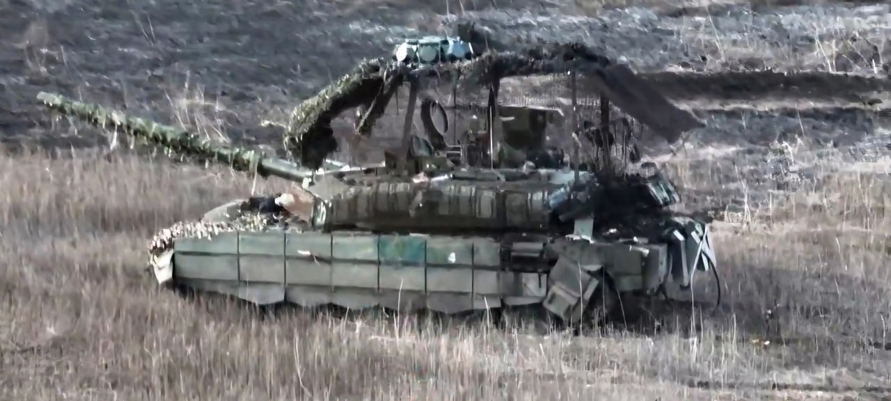 The-abandoned-T-90M-with-the-drone-jammer-on-top-of-the-turret_1.jpg