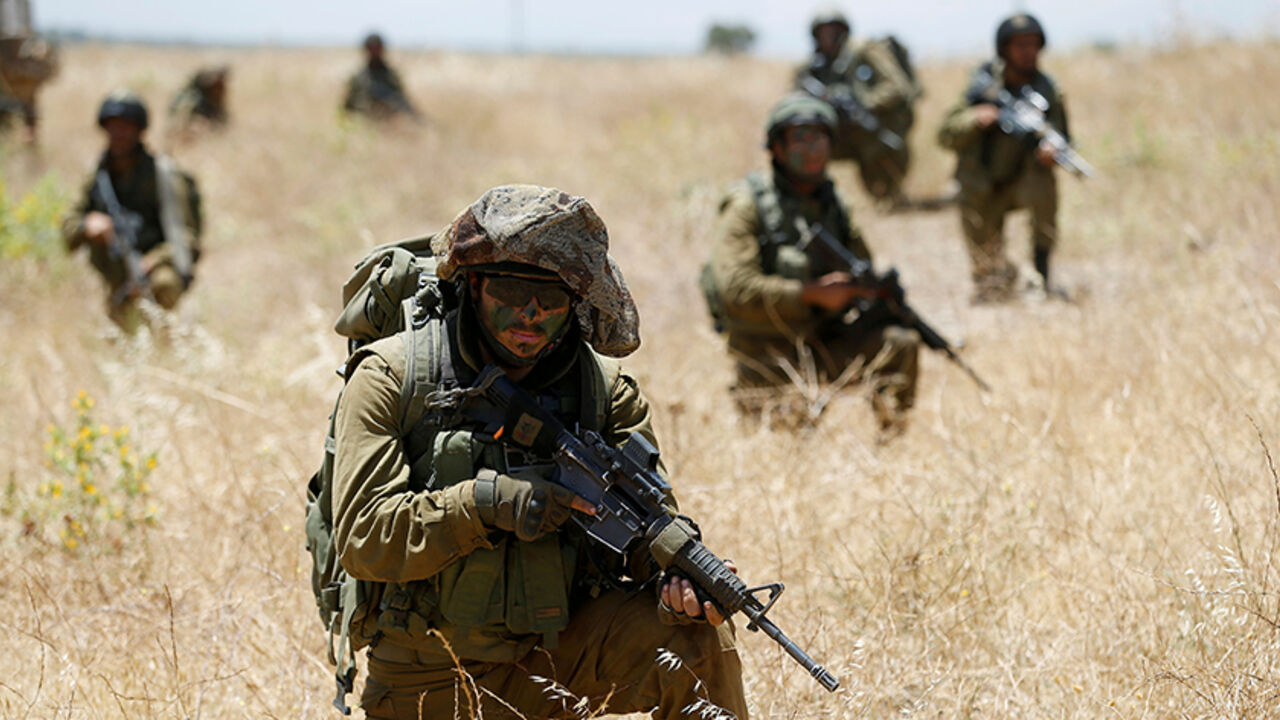 Israeli soldiers from the 605 Combat Engineering Corps battalion take part in a training session on the Israeli side of the border between Syria and the Israeli-occupied Golan Heights June 1, 2016. REUTERS/Baz Ratner/File Photo - RTX2O7HR