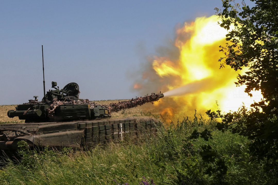 Ukrainian servicemen fire with a tank towards Russian troops near a front line, amid Russia's attack on Ukraine, in Kharkiv region, Ukraine July 6, 2023. REUTERS/Vyacheslav Madiyevskyy