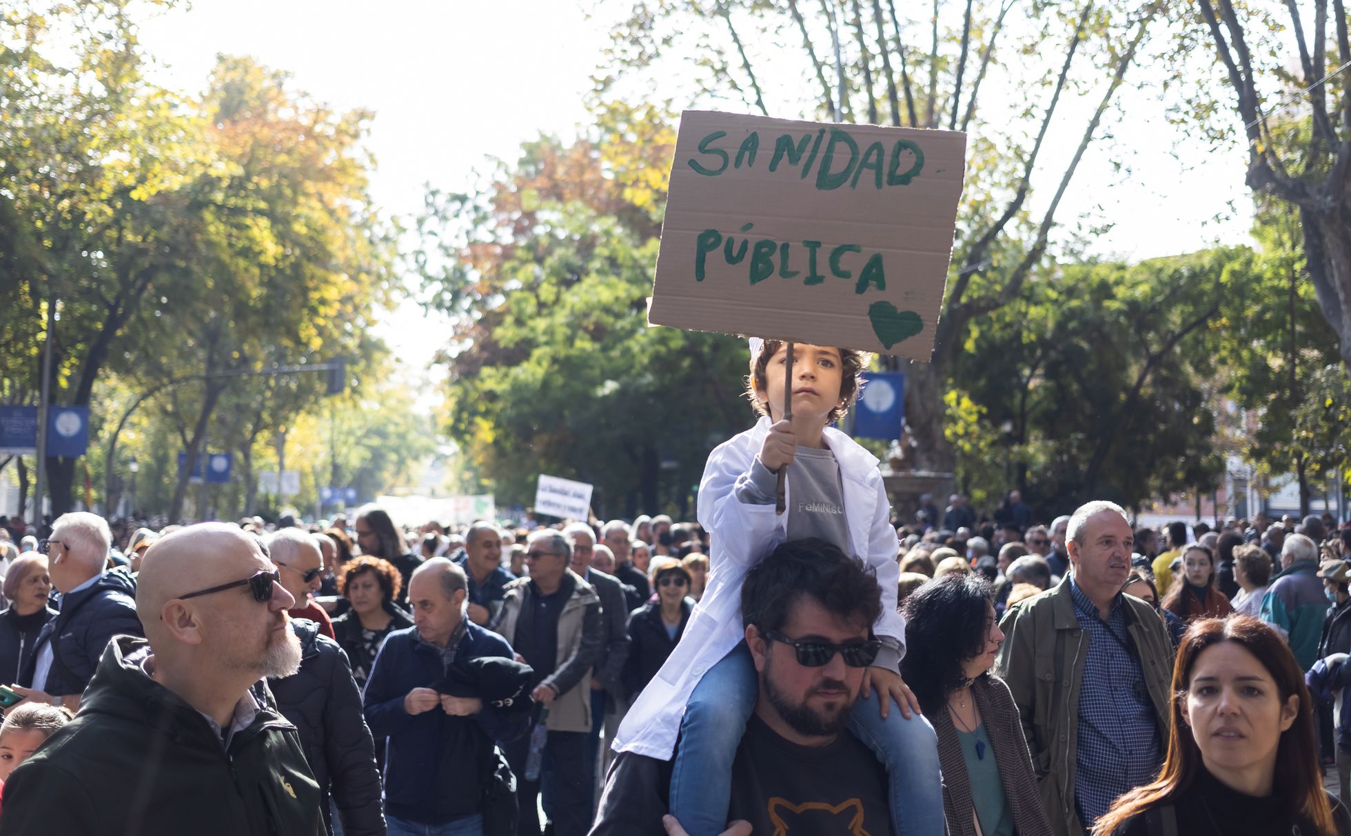 DVD 1132. Madrid, 13 de noviembre de 2022. Manifestación por la Sanidad Pública por el centro de Madrid. Consentimiento grabado del padre del menor para difundir la imagen en EL PAÍS. 