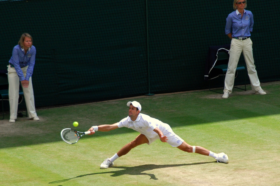 Novak_Dokovic_Wimbledon_2011_stretching_on_forehand_1.jpg