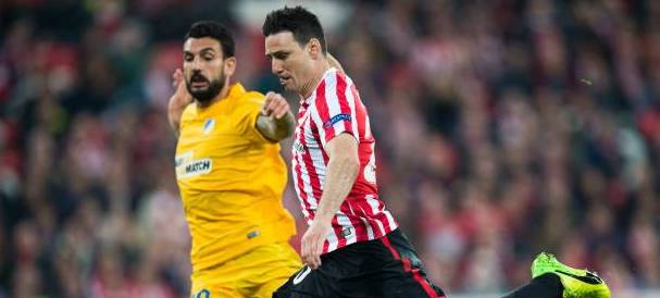 BILBAO, SPAIN - FEBRUARY 16:  Aritz Aduriz of Athletic Club scoring his team's second goal during the UEFA Europa  League Round of 32 first leg match between Athletic Bilbao and APOEL Nikosia at Estadio de San Mames on February 16, 2017 in Bilbao, Spain.  (Photo by Juan Manuel Serrano Arce/Getty Images)