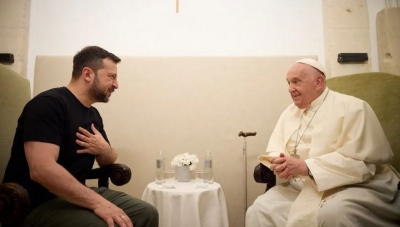 Μετά από ένα χρόνο παγωμένων σχέσεων Ουκρανίας - Βατικανού ο Zelensky συναντήθηκε με τον Πάπα Φραγκίσκο
