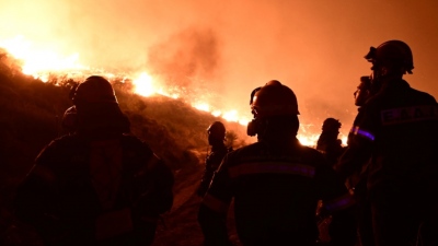 Η πύρινη κόλαση δεν πτόησε τα κομματόσκυλα