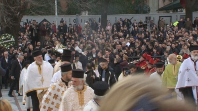 Στον Καθεδρικό Ναό των Τιράνων το σκήνωμα του μακαριστού Αρχιεπισκόπου Αναστάσιου – Σε λαϊκό προσκύνημα η σορός του