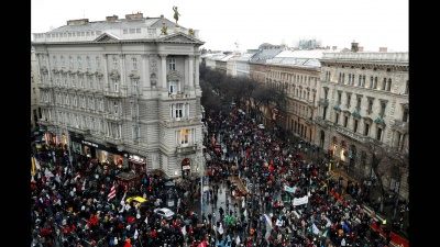 Ουγγαρία: Χιλιάδες διαδηλωτές κατά της πρόθεσης Orban να καταργήσει την πανεπιστημιακή έρευνα