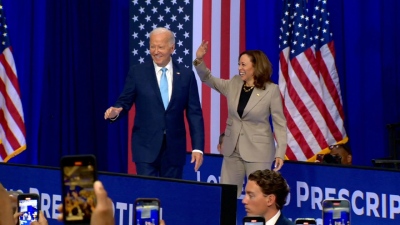 Η πρώτη κοινή παρουσία Biden και Harris μετά τη αλλαγή σκυτάλης, με το βλέμμα στην οικονομία