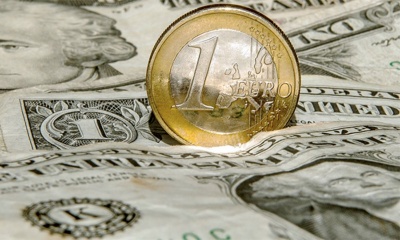 Σε υψηλά 2 εβδομάδων το ευρώ έναντι του δολαρίου μετά τις δηλώσεις Praet (ΕΚΤ), στο +0,42% και τα 1,1760 δολ.
