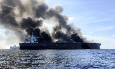 Σιγκαπούρη: Στις φλόγες δύο μεγάλα δεξαμενόπλοια – Φόβοι για πετρελαιοκηλίδα