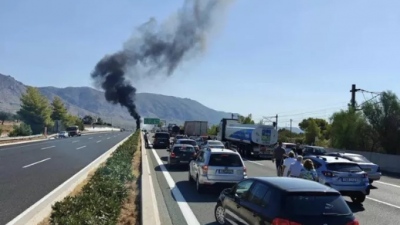 Πυρκαγιά από ανατροπή βυτιοφόρου οχήματος στο 56ο χλμ Αθηνών Κορίνθου - Εκτροπές κυκλοφορίας