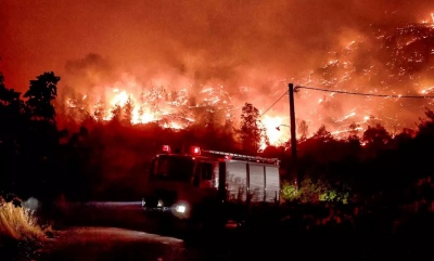 Δεύτερη ημέρα καταστροφής στο Ξυλόκαστρο, η φωτιά έφθασε Αχαΐα - Στάχτη τα δάση, απειλούνται οικισμοί - 2 νεκροί