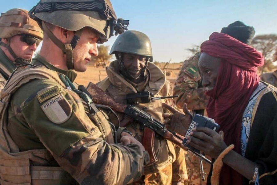 Φεύγουν μια-μια: Μετά τις ΗΠΑ, η Γαλλία θα μειώσει τη στρατιωτική της παρουσία στην Αφρική