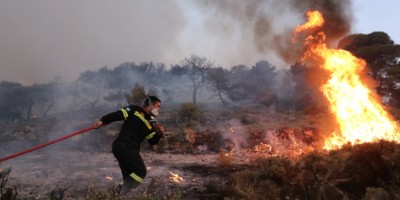 Σε ύφεση η πυρκαγιά στην Κερατέα