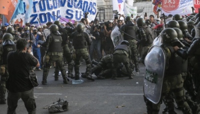 Αργεντινή: Συγκρούσεις διαδηλωτών με αστυνομικούς στο Μπουένος Άιρες