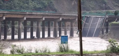 Κατέρρευσε γέφυρα σε αυτοκινητόδρομο στην Κίνα λόγω... καταρρακτώδους βροχής: 11 νεκροί, 30 αγνοούνται ως ώρας