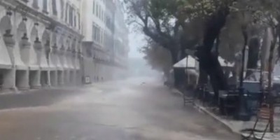 Προβλήματα από την κακοκαιρία στην Κέρκυρα - Ξεριζώθηκαν δέντρα στο κέντρο της πόλης