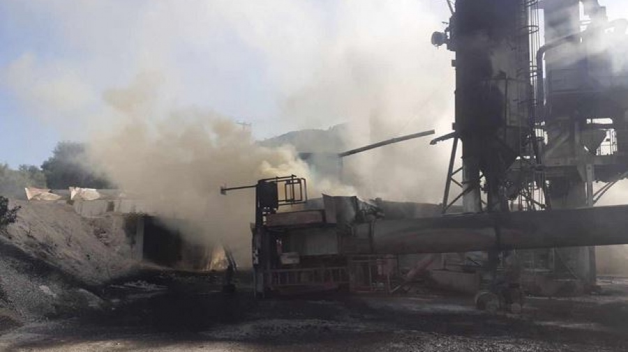Αγρίνιο: Φωτιά και εκρήξεις σε εργοστάσιο πίσσας στη Λεπενού - Νεκρός ένας εργαζόμενος
