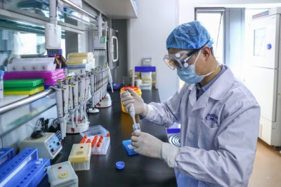 Κίνα: H αστυνομία κατέσχεσε πάνω από 3.000 εμβόλια κορωνοϊού που περιείχαν αλατόνερο