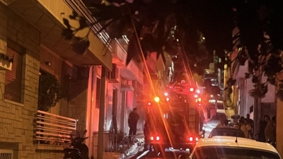 Άγιος Δημήτριος: Σπίτι τυλίχθηκε στις φλόγες – Ο ιδιοκτήτης φέρεται να έβαλε φωτιά σε στρώματα