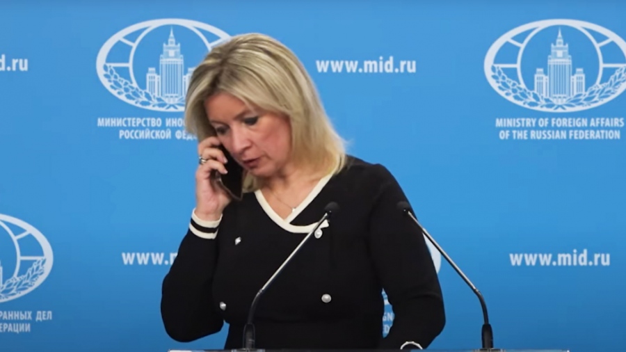 Περίεργο τηλεφώνημα στη Zakharova σε ενημέρωση συντακτών - Η αντίδρασή της... «Αφήστε το ασχολίαστο» (vid)