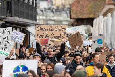 «Ιστορική διαδήλωση» με τουλάχιστον 100.000 άτομα στην Ελβετία για την κλιματική αλλαγή