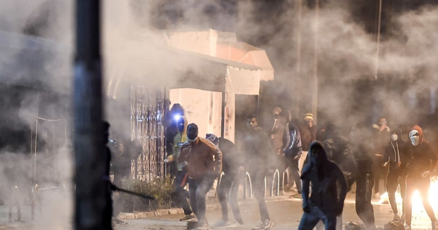 Συνεχίζονται οι ταραχές στην Τυνησία - Τουλάχιστον 600 συλλήψεις