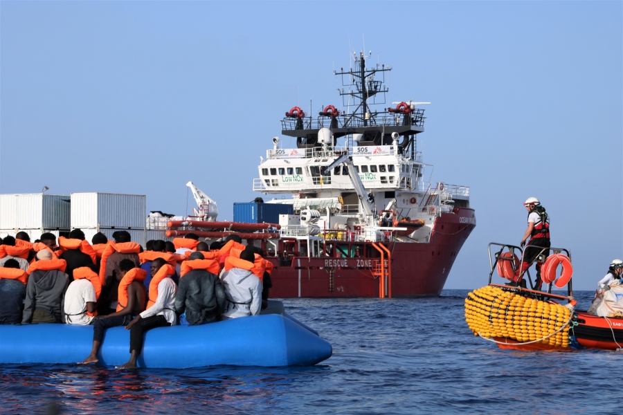 Πολεμούν τη Meloni - H MKO SOS Mediterranée σαμποτάρει τη μεταφορά μεταναστών από την Ιταλία στην Αλβανία