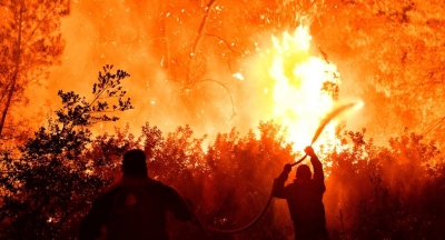 Πύρινη λαίλαπα στον Σχίνο Κορινθίας - Χαρδαλιάς: Από καύση υλικών σε ελαιώνα η πυρκαγιά