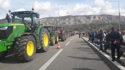 Αγρότες της Αιτωλοακαρνανίας έκλεισαν τον αυτοκινητόδρομο της Ιονίας Οδού στον κόμβο Μπάγιας