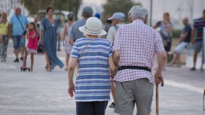 Έκθεση Κομισιόν: Συνεχόμενη μείωση στον πληθυσμό της Ελλάδας έως το 2070
