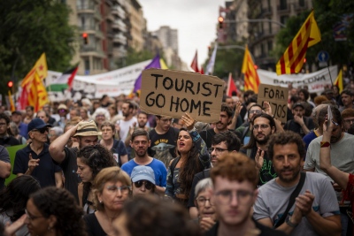 Ο δήμαρχος της Βαρκελώνης επιμένει στον τουριστικό περιορισμό: Δεν πωλείται η πόλη μας στους τουρίστες