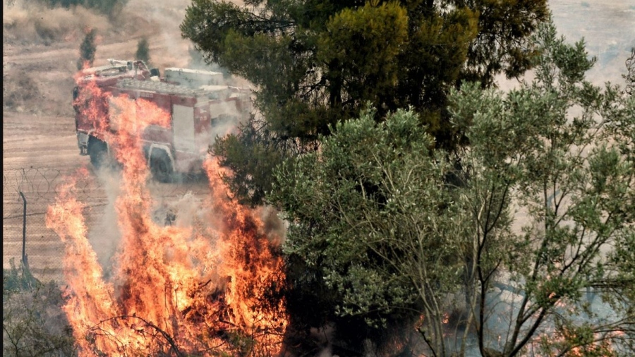 Μαραθώνας: Πυρκαγιά σε σε χαμηλή βλάστηση στην περιοχή Βρανάς - Και εναέρια μέσα στην κατάσβεση