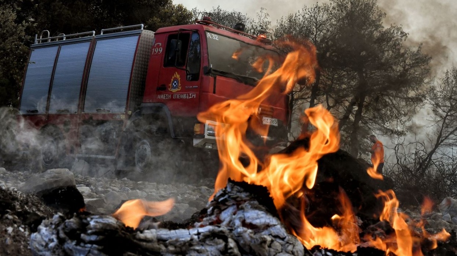 Οριοθετήθηκε η πυρκαγιά στο Μαρκόπουλο Αττικής - Αποκαταστάθηκε η κυκλοφορία των οχημάτων