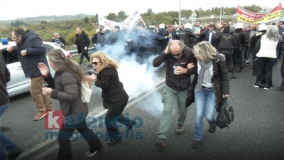 Αστυνομικοί έριξαν δακρυγόνα και άσκησαν βία σε παιδιά, στον Μητροπολίτη, στον Δήμαρχο και σε πολίτες της Μεγαλόπολης