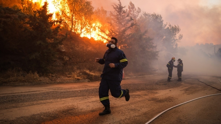 Μαίνεται η πυρκαγιά στην περιοχή Μίνα της ανατολικής Μάνης - Επιχειρούν 52 πυροσβέστες