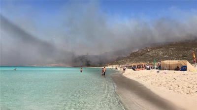 Καλύτερη η εικόνα της πυρκαγιάς στην Ελαφόνησο