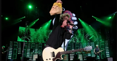 Σάλος με τον τραγουδιστή των Green Day - Έδειξε το «κομμένο κεφάλι» του Trump σε συναυλία