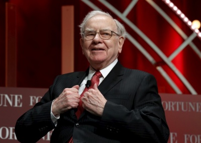 Berkshire Hathaway: Άγγιξε το ορόσημο των 300.000 δολ. η μετοχή της εταιρείας του Buffett