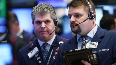 Ανοδικά τα futures της Wall Street με το ενδιαφέρον σε εμπόριο και κεντρικές τράπεζες