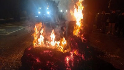 Χαμός στο μπλόκο Γυρτώνης - Έκλεισαν την Εθνική οδό και έκαψαν μπάλες με άχυρο οι αγρότες