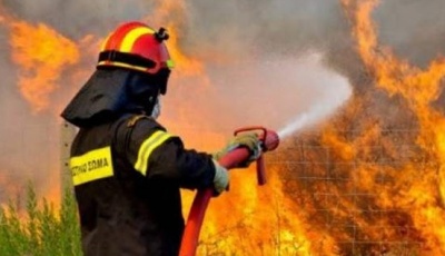 Πυρκαγιά σε αγροτική έκταση στην Περαχώρα Κορινθίας