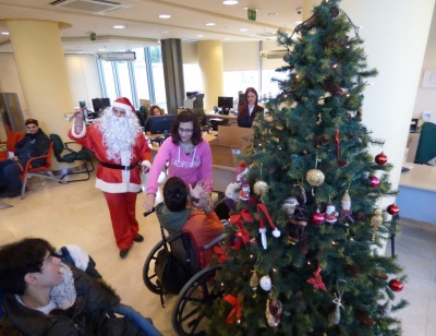 Τα παιδιά του ΚΗΦΑΑΜΕΑ Χανίων στόλισαν φέτος το χριστουγεννιάτικο δέντρο της Τράπεζας Χανίων