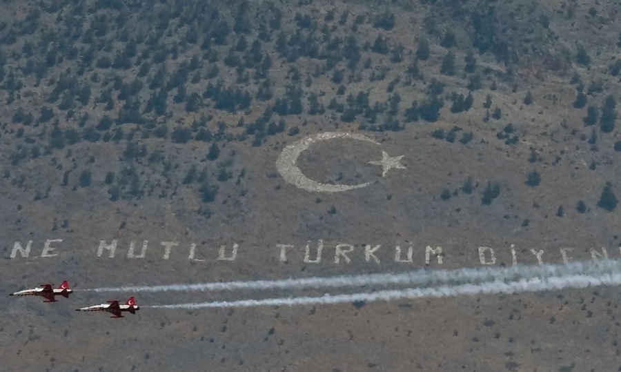 Βίντεο από το Τουρκικό ΥΠΑΜ: Η Ευτυχισμένη Επιχείρηση Ειρήνης ελευθέρωσε την Κύπρο από τους τρομοκράτες Έλληνες που έσφαξαν τους Τούρκους