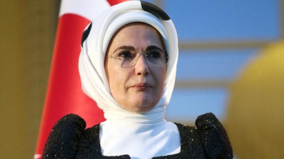 H Emine Erdogan πλάθει... κουλουράκια