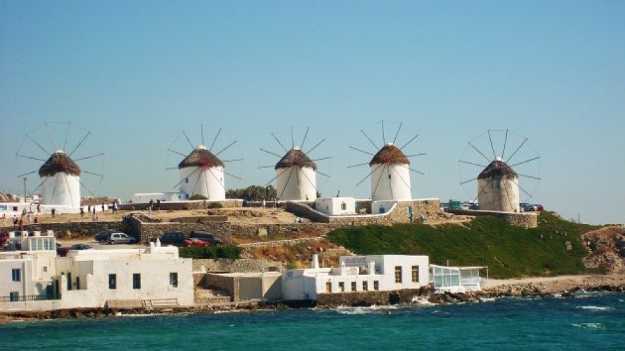 Αλώνουν Μύκονο και Σαντορίνη οι ανεμογεννήτριες - Τι  προβλέπουν τα Ειδικά Πολεοδομικά Σχέδια