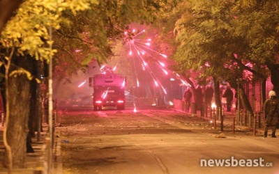 Με «βροχή» από μολότοφ πήγαν να κάψουν την «αύρα» της Αστυνομίας!