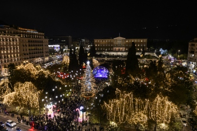 Εορταστική ατμόσφαιρα στην Αθήνα, άναψαν τα λαμπιόνια στην πλατεία Συντάγματος - Οι εκδηλώσεις