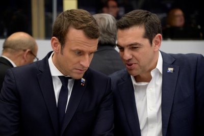 O Macron υποδέχεται τον Τσίπρα στο Μέγαρο των Ηλυσίων